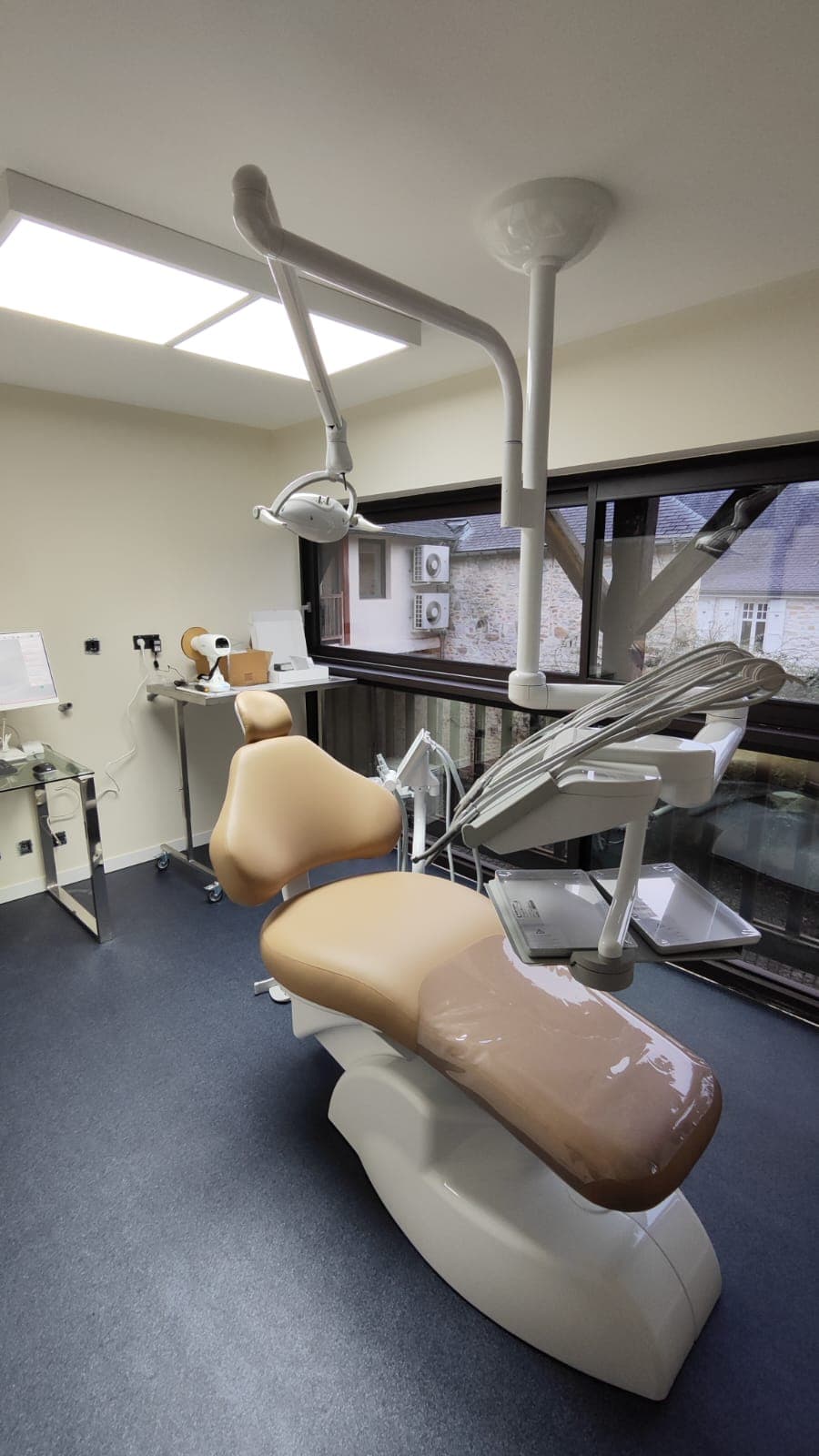 Fauteuil beige sur sol bleu