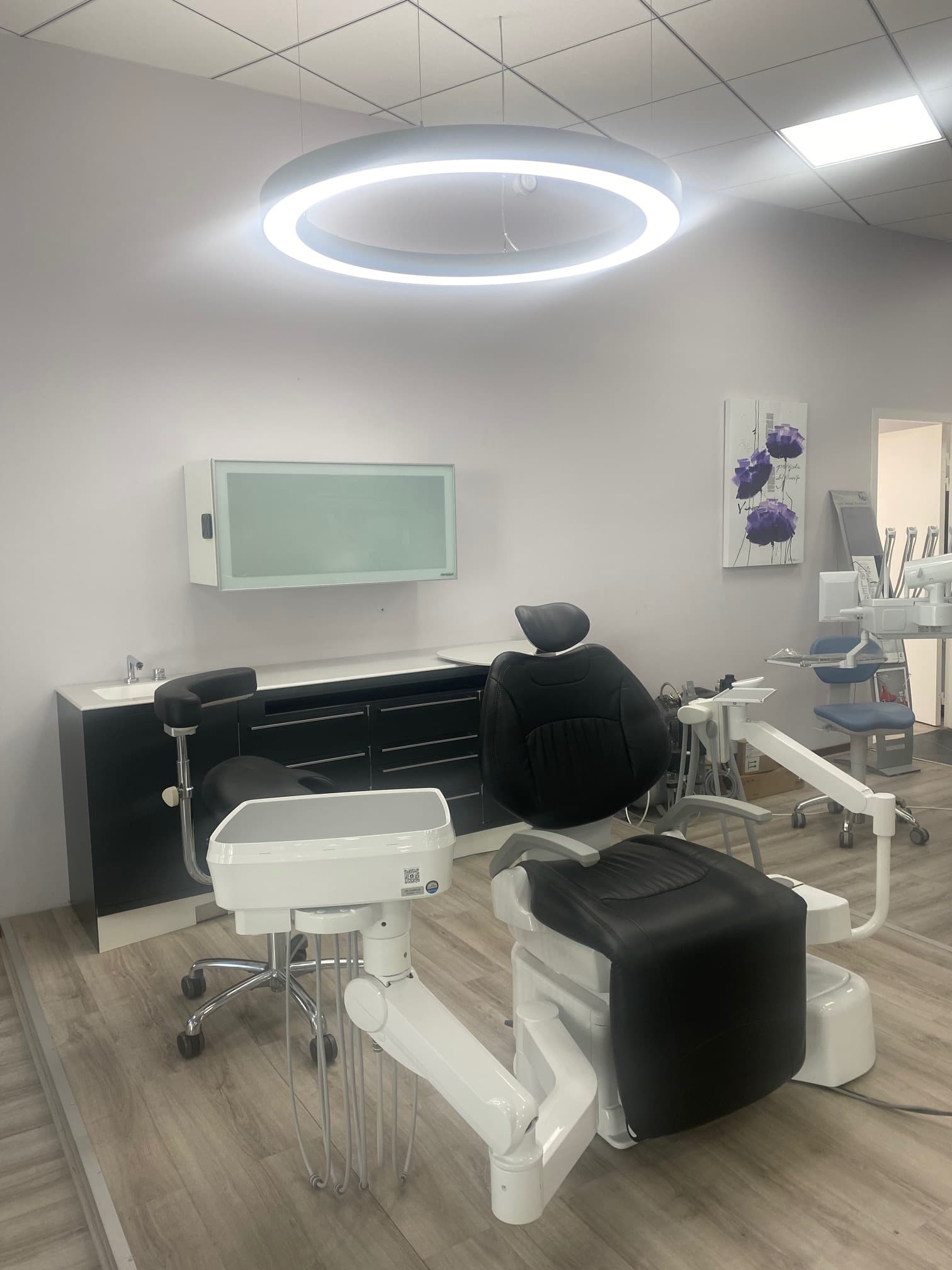 Salle de soins avec lustre annulaire