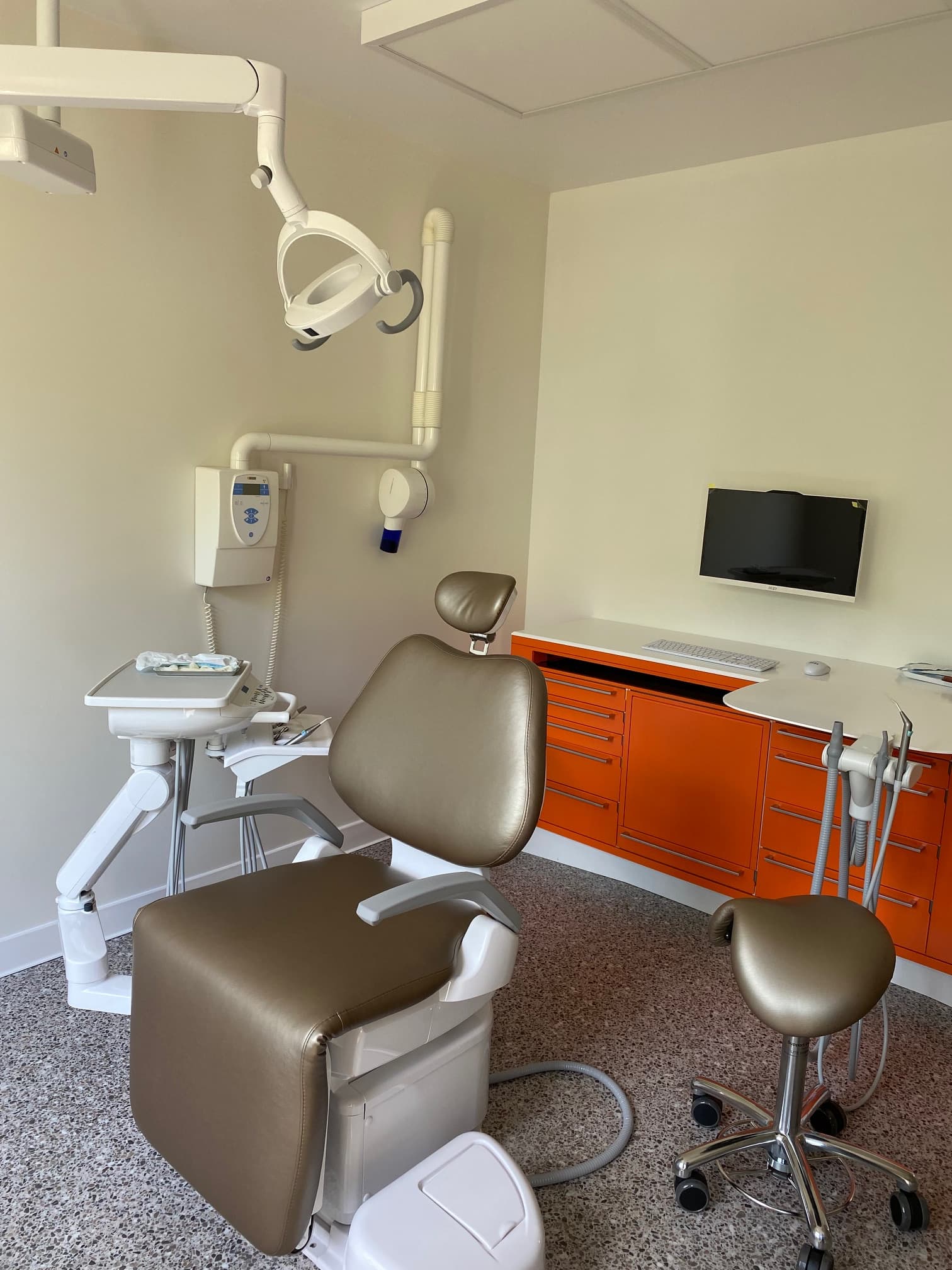 Cabinet avec mobilier orange